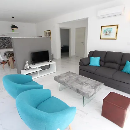 아파트 Karlo 2 로비니