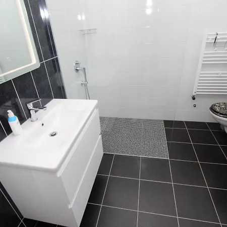 Karlo 2 아파트 로비니