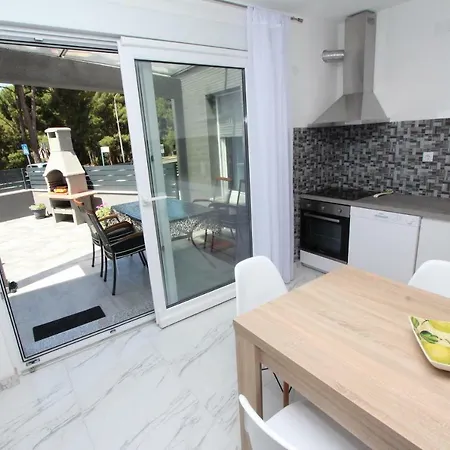 Karlo 2 아파트 로비니