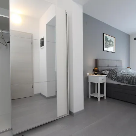 Karlo 2 아파트 로비니